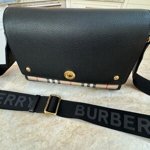 Burberry Note Bag. Black.